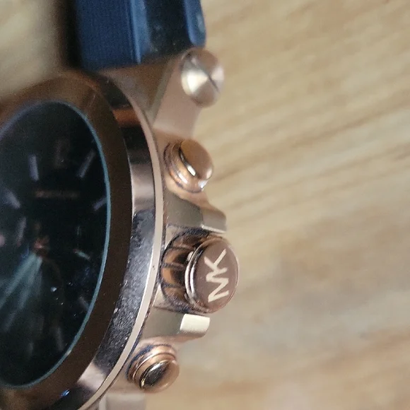 Michael Kors Elegant Black and Gold Timepiece